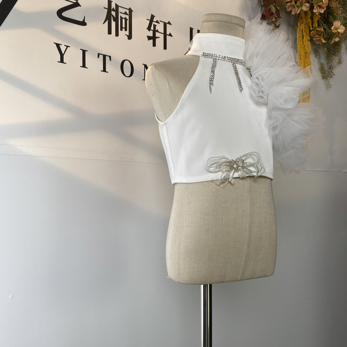 A133白色装饰挂脖儿童潮服走秀潮服儿童演出服