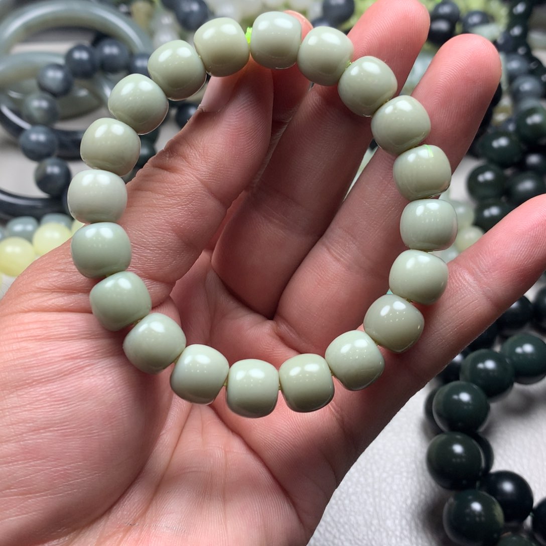 未镶嵌和田玉（碧玉）手链黄****河