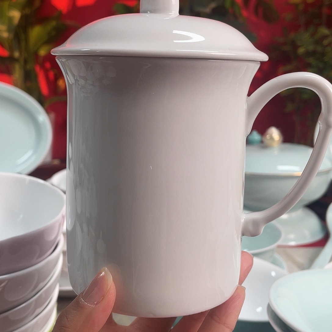 甜白釉大办公杯一个………………