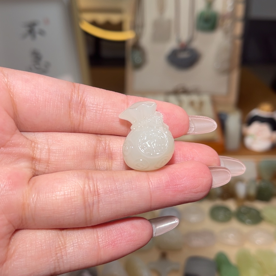 和田玉颈饰未镶嵌保***?