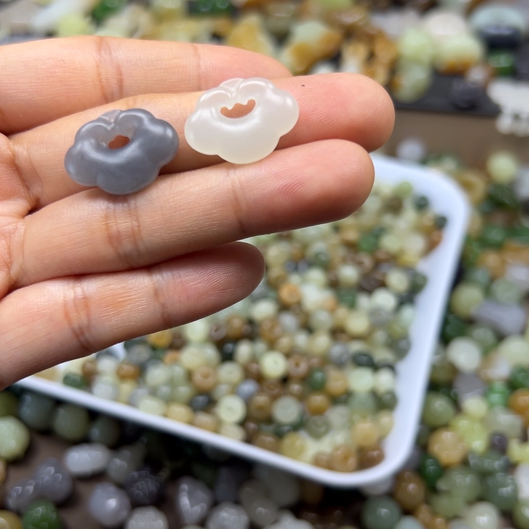 和田玉未镶嵌颈饰多样性发其一