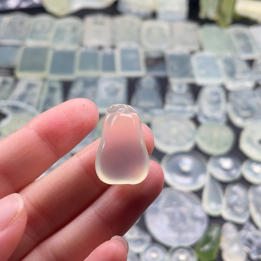 岫玉未镶嵌颈饰福瓜