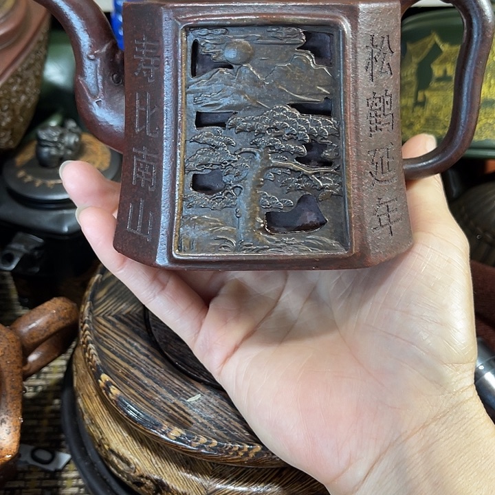 茶壶紫砂原矿泥料手工制作的一把紫砂壶。