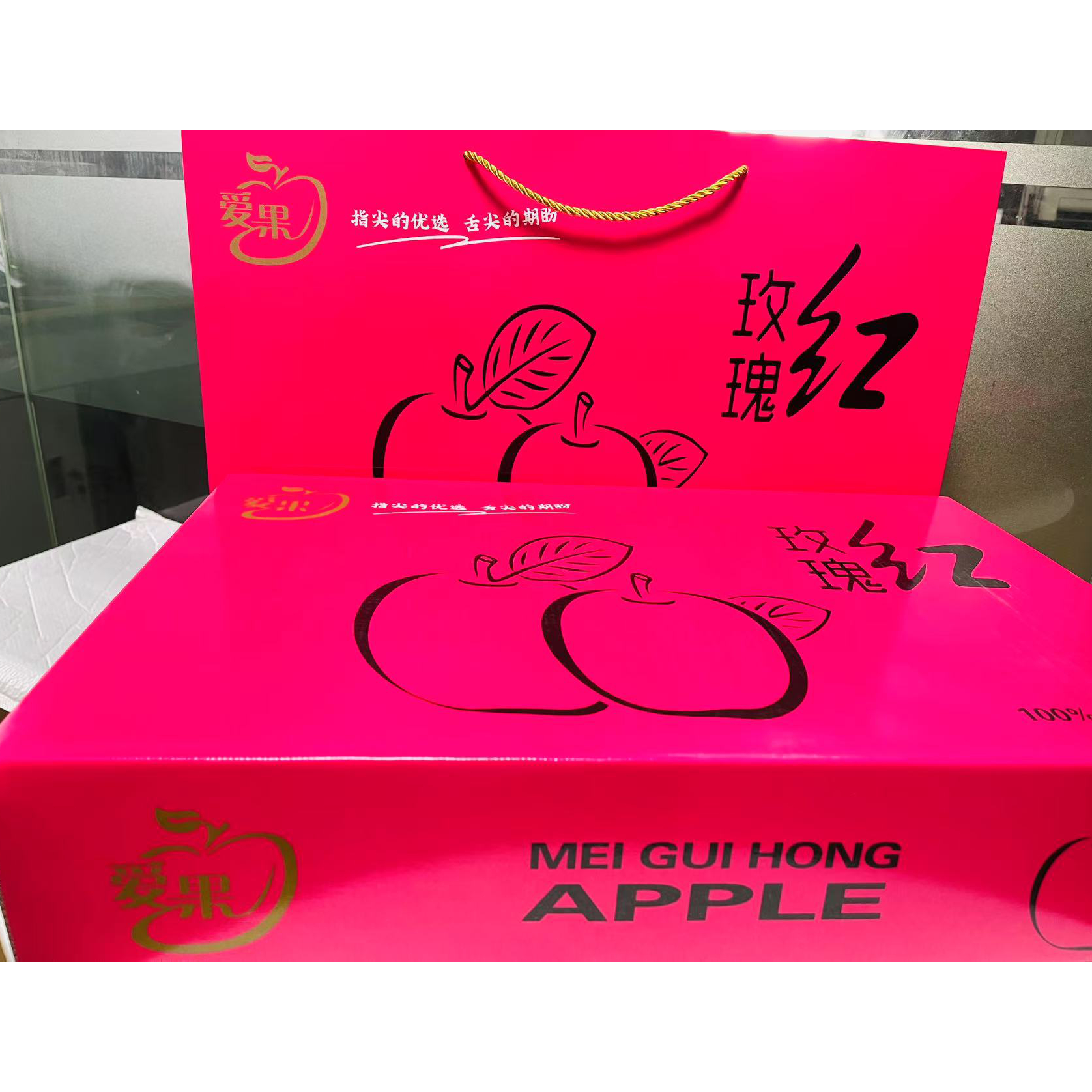 年货节春节礼盒限定：红玫瑰苹果10枚8.4斤毛重，为浪漫而生的红玫瑰苹果入口爽脆，恰到好处的酸甜滋味