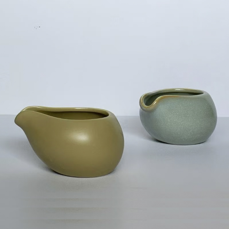 带嘴杯小奶盅（颜色随机）