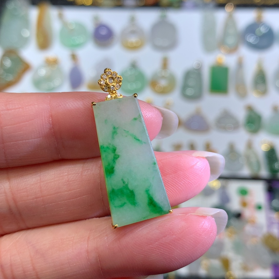 翡翠颈饰18K金镶嵌翡翠吊坠的未镶嵌