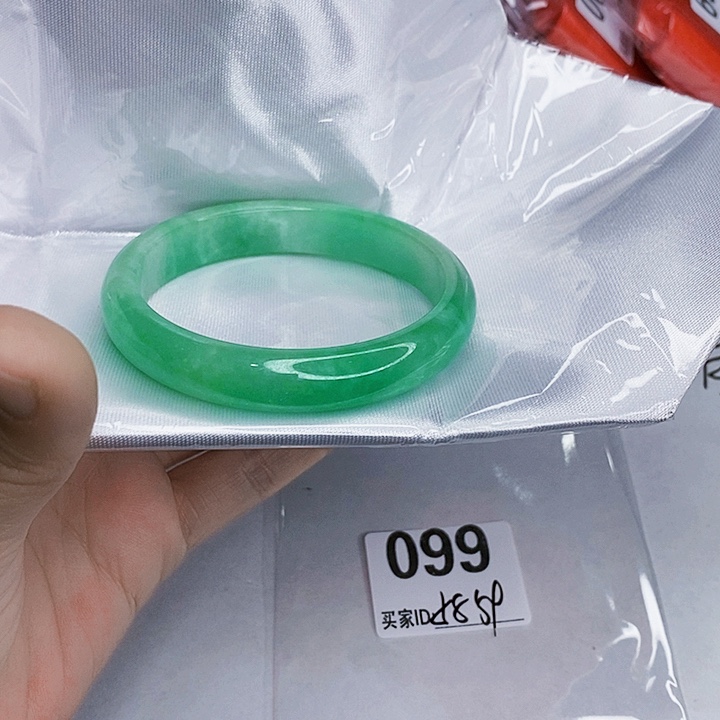 翡翠未镶嵌手镯一图一物实物为准（微瑕处理）