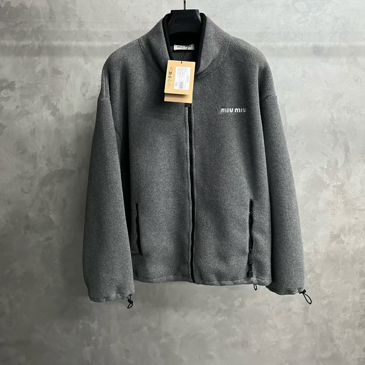 未使用 MIU MIU/缪缪 24灰色字母Logo刺绣立领拉链夹克外套/L