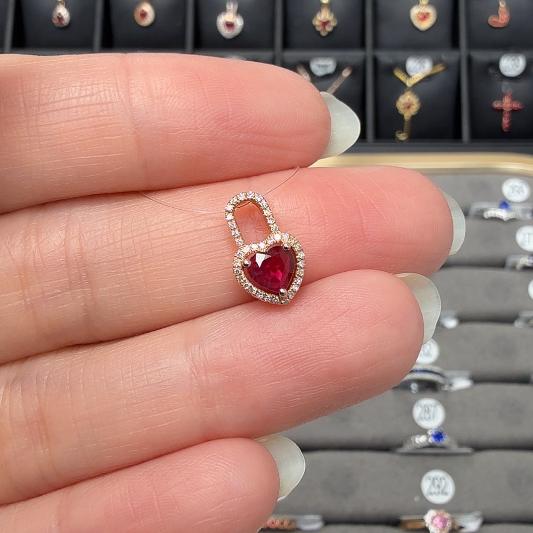 18K金镶嵌吊坠(不含链)红宝石爱心锁吊坠0.35克拉