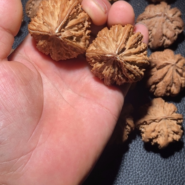 c***；把件文玩核桃秦岭野生文玩核桃