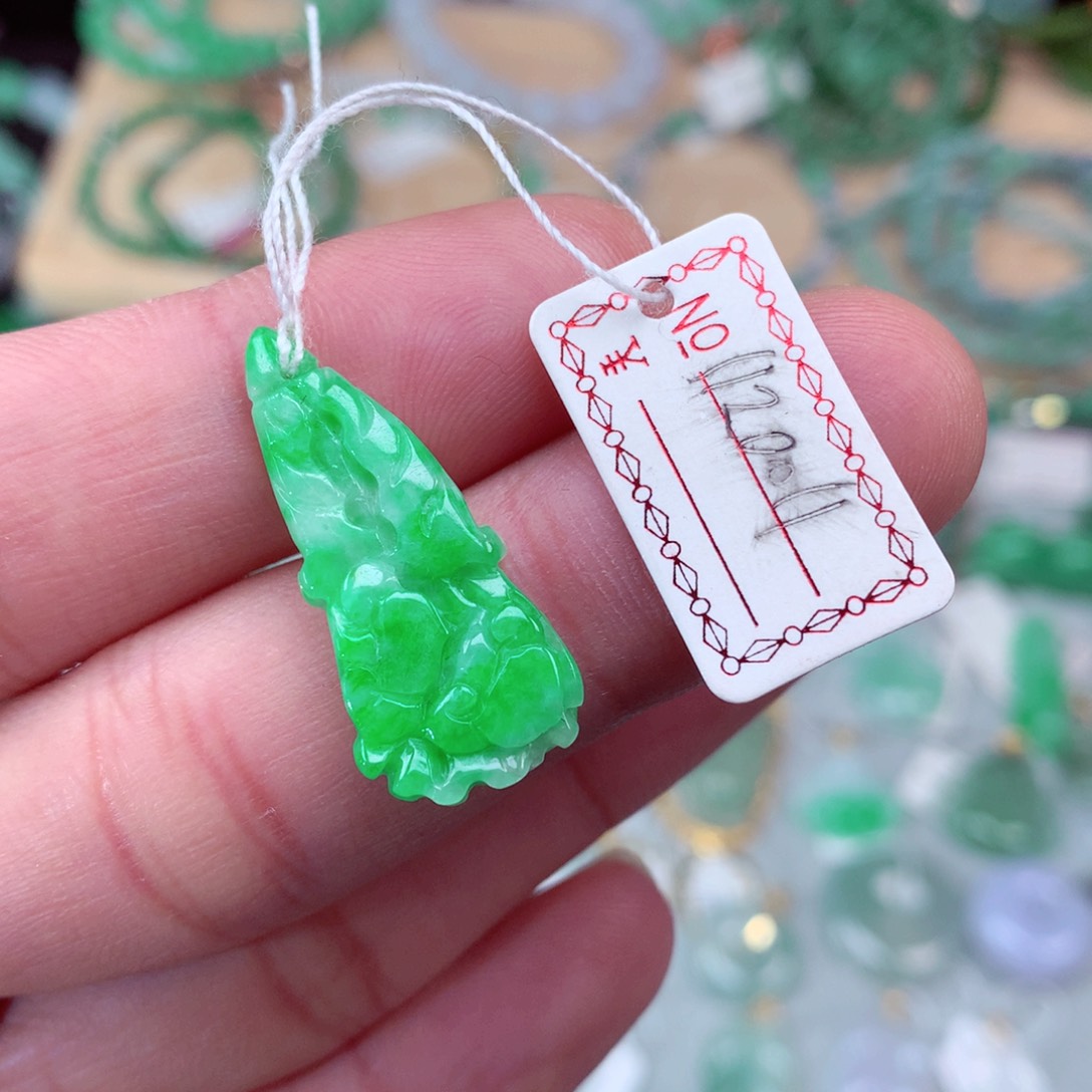 翡翠颈饰未镶嵌翡翠吊坠