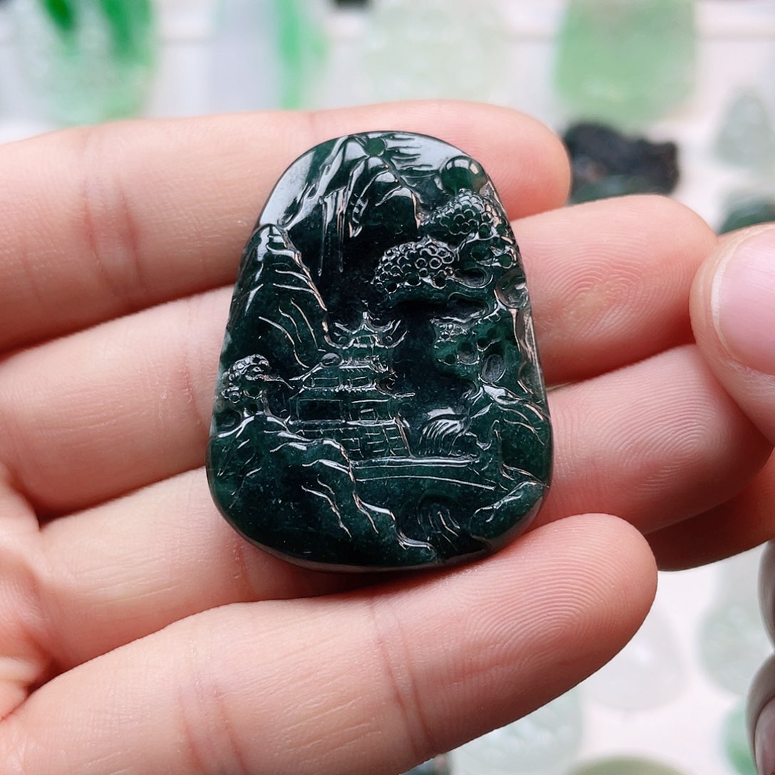 翡翠颈饰未镶嵌山水