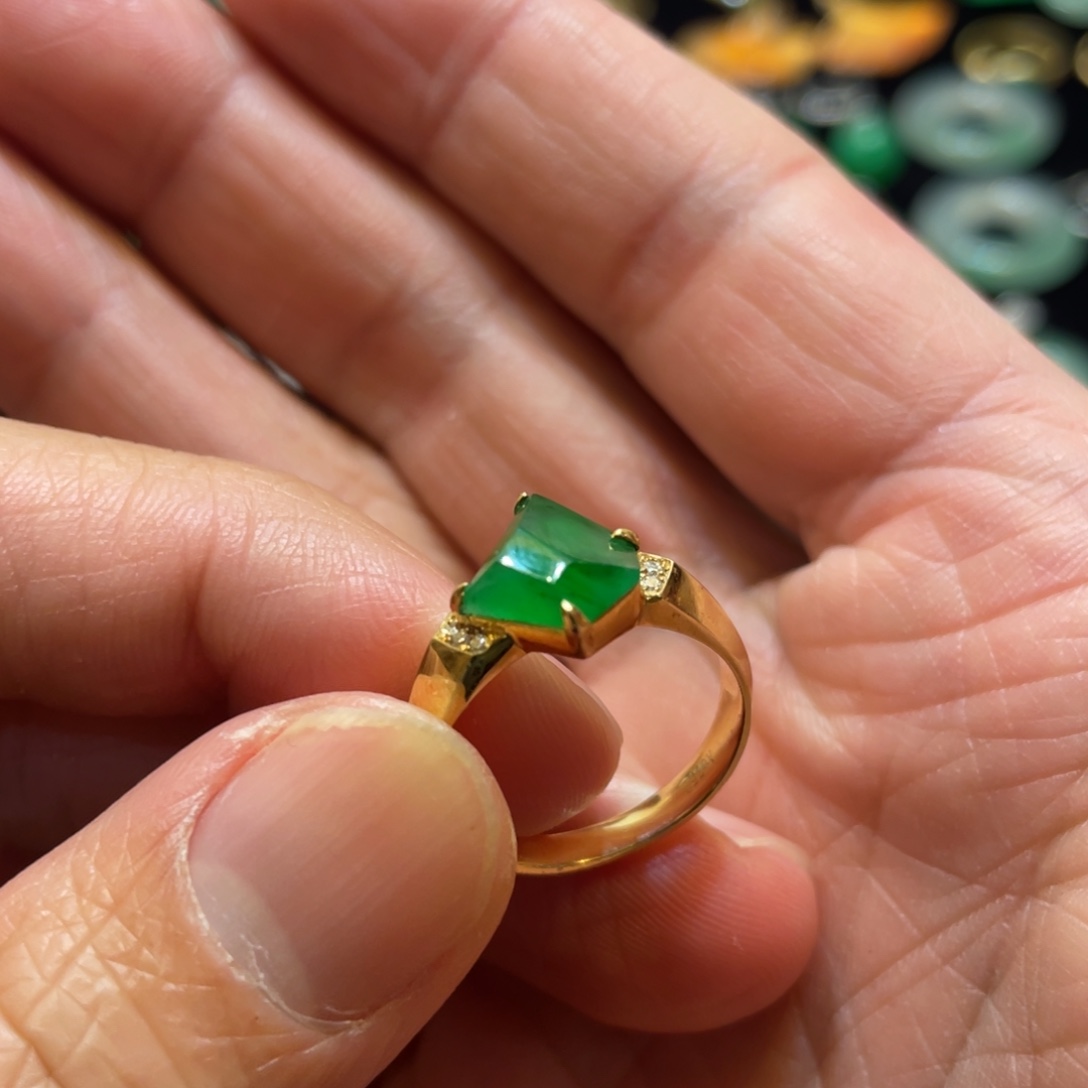 翡翠18K金镶嵌颈饰天然缅甸翡翠高冰辣色戒指