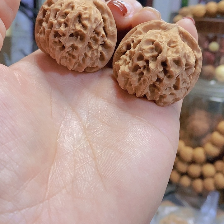 【闪购商品】文玩核桃把件37蜡皮大石窝