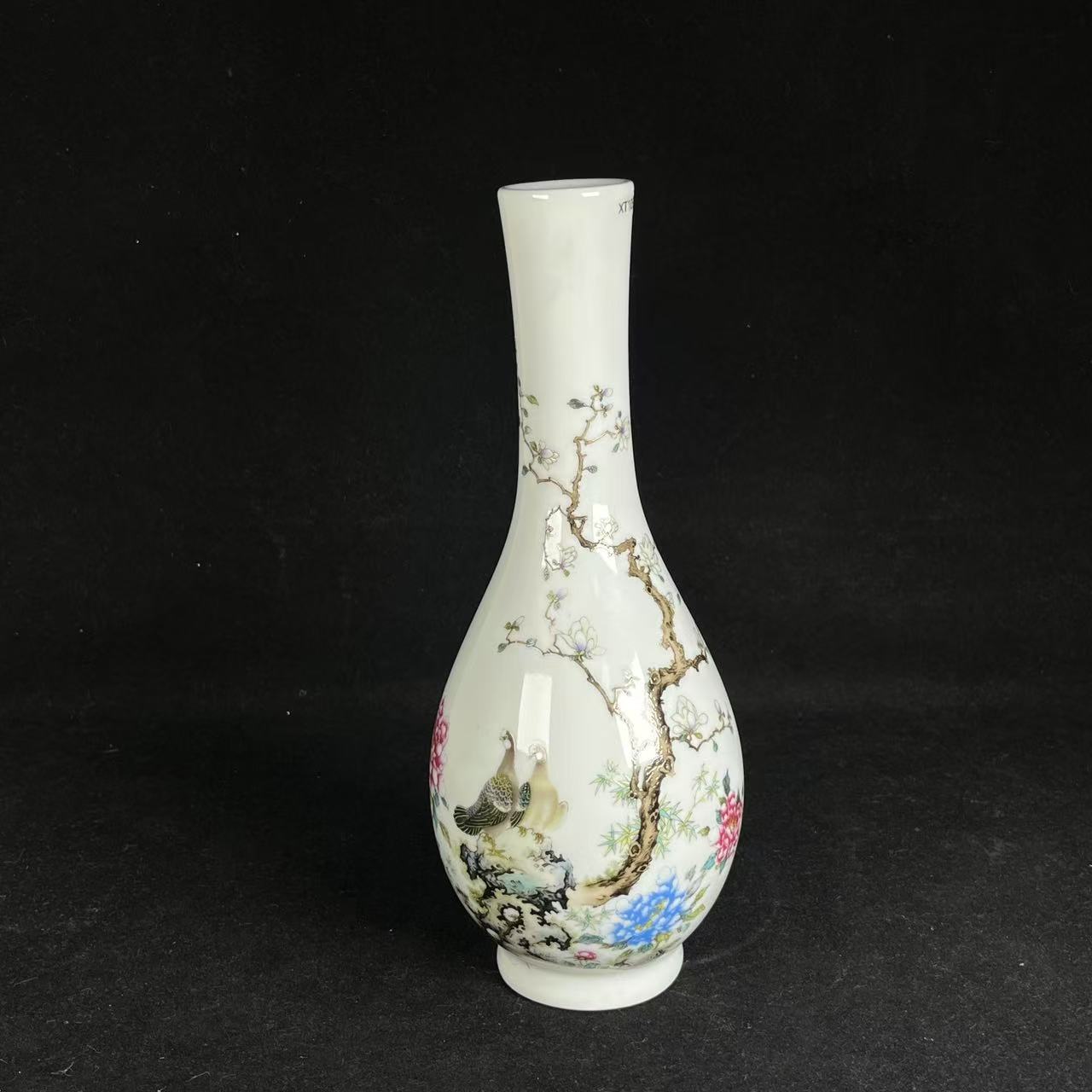 F粉彩洞石花鸟纹胆瓶