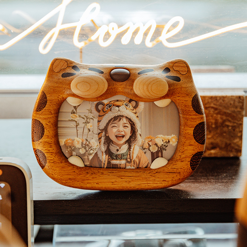 原上城萌虎添福3寸拍立得磁吸相框治愈系原创实木冰箱贴相框摆台