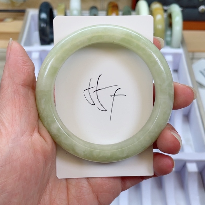 蛇纹石玉手镯未镶嵌