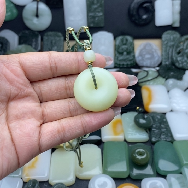 h***y和田玉未镶嵌颈饰