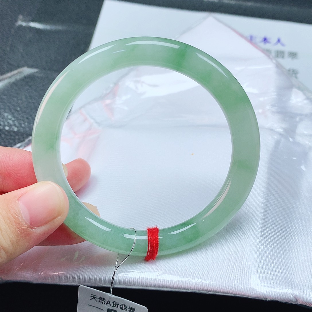 翡翠手镯未镶嵌54圈