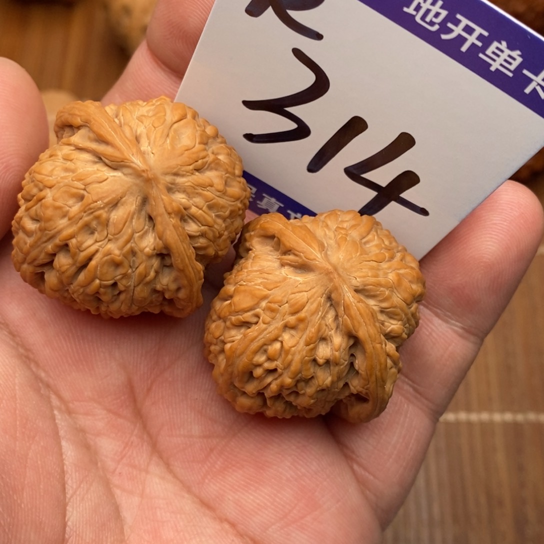 把件文玩核桃红宝石35尺
