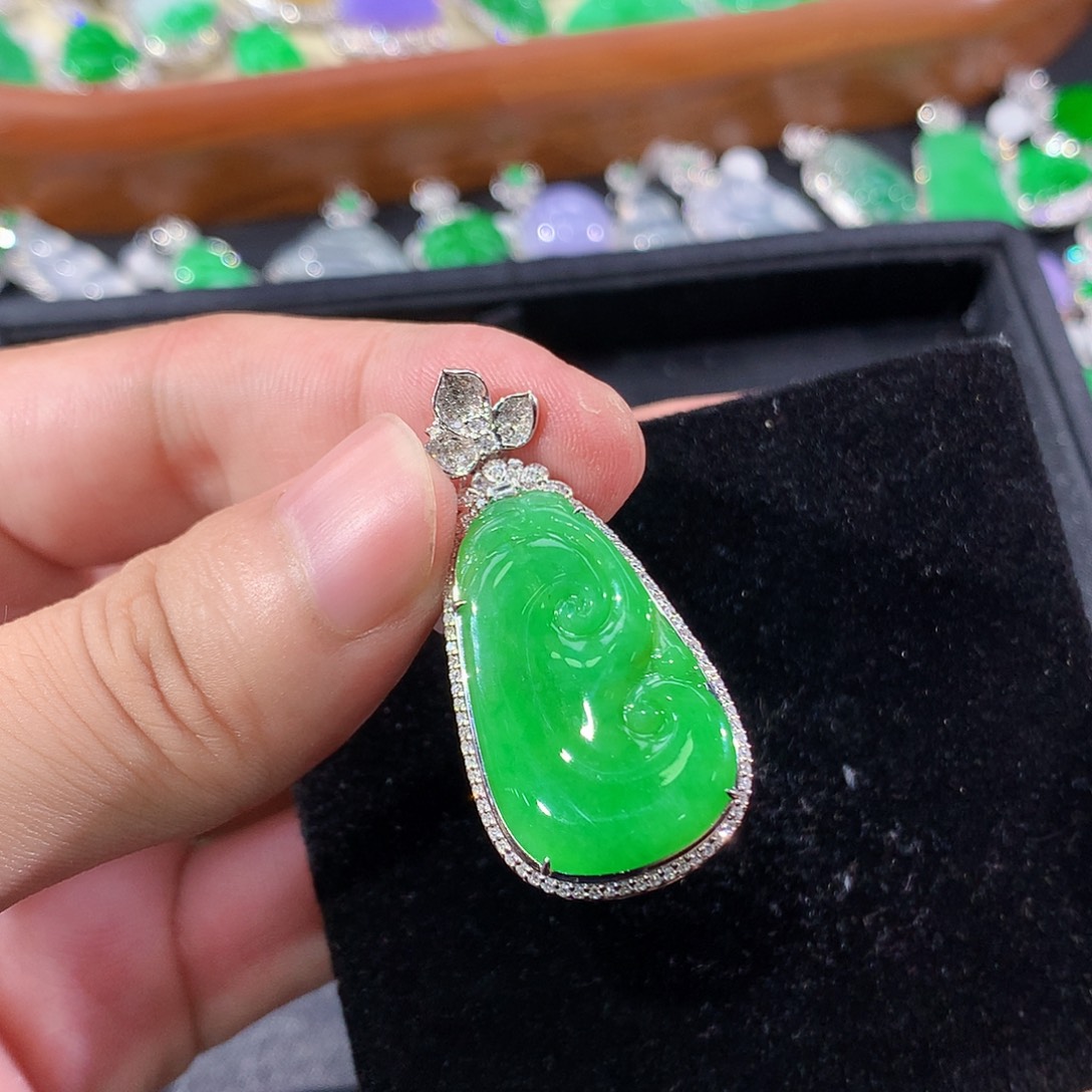 翡翠18K金镶嵌颈饰