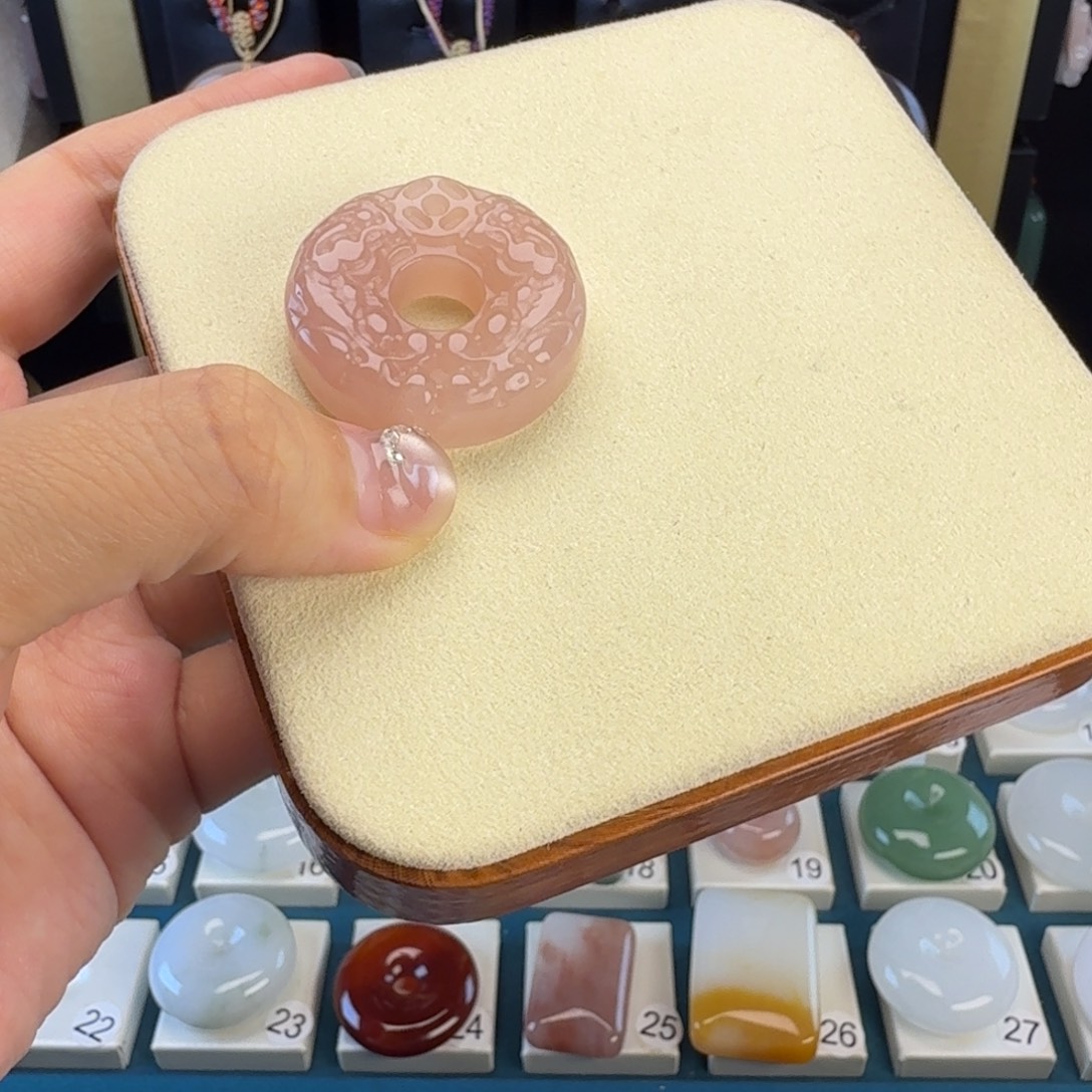 石英质玉未镶嵌颈饰