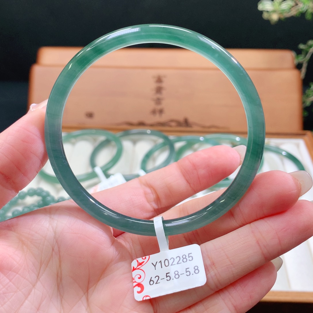 翡翠手镯未镶嵌天然