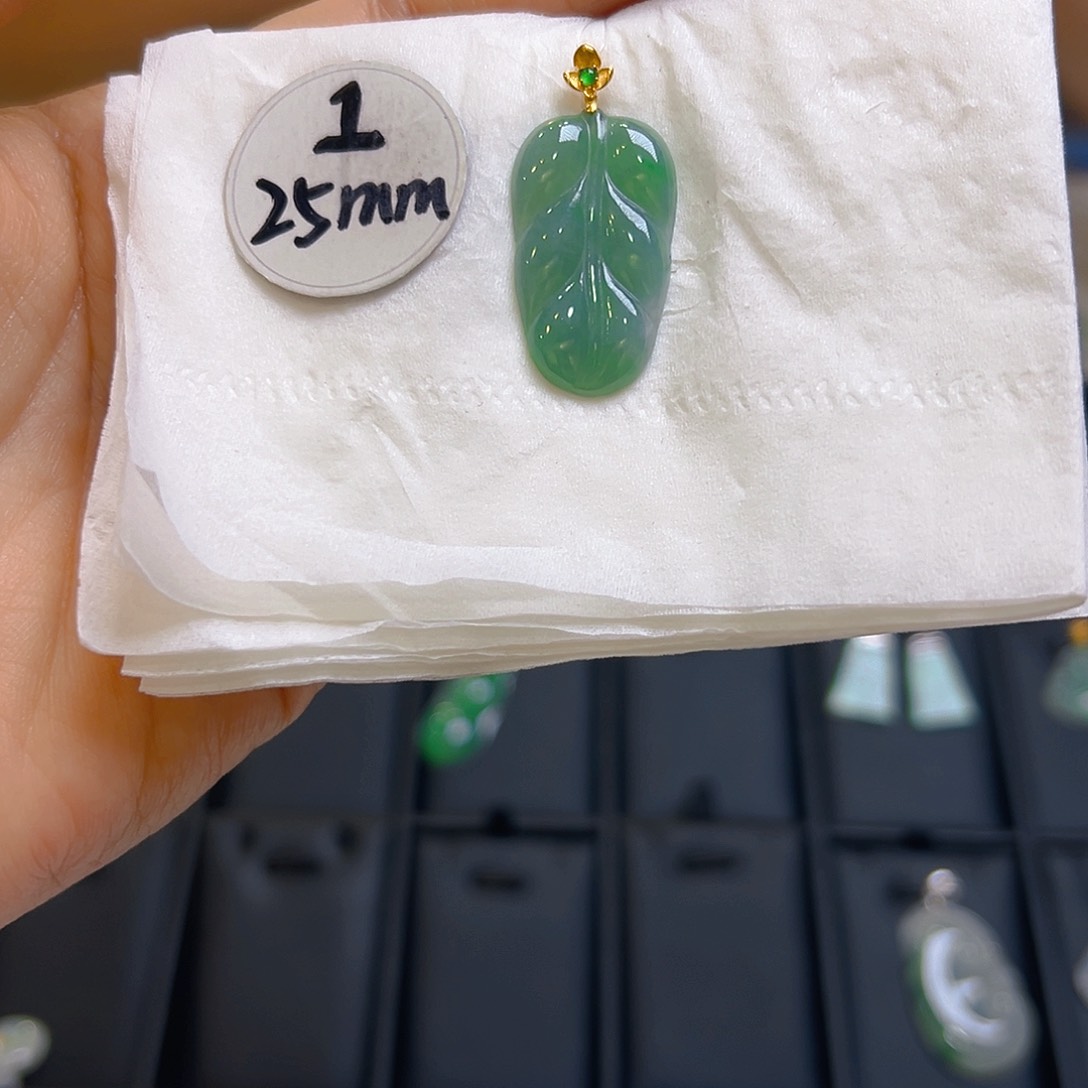 翡翠颈饰18K金镶嵌翡翠