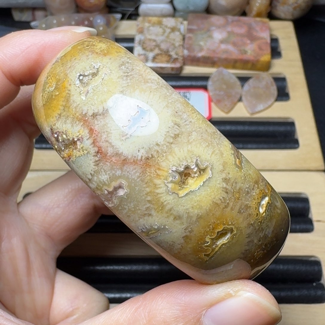 硅化玉54宽，再生玛 瑙花和 水 晶未镶嵌