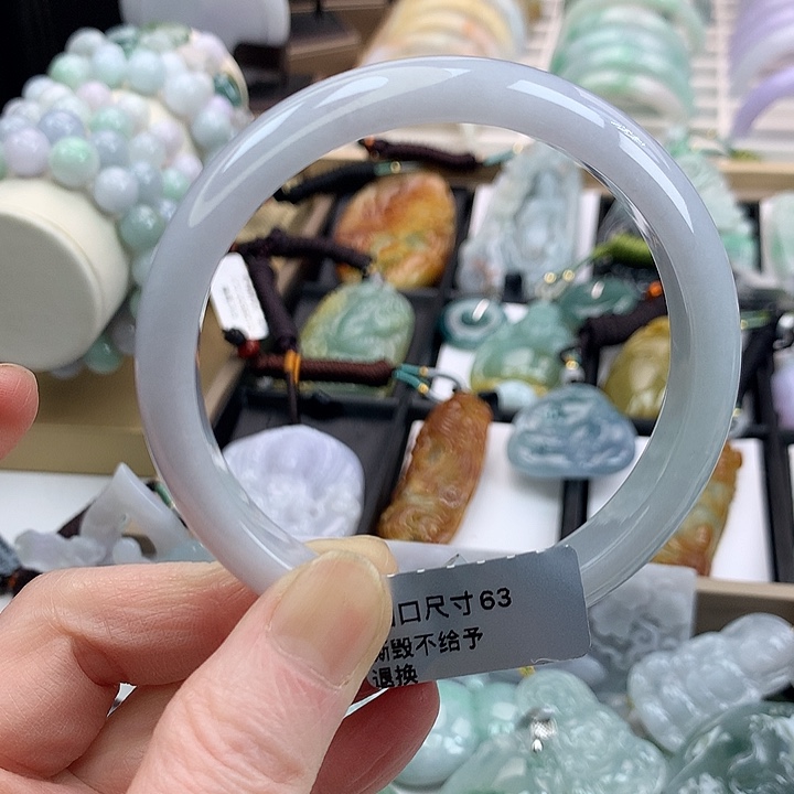 翡翠手镯未镶嵌吊坠