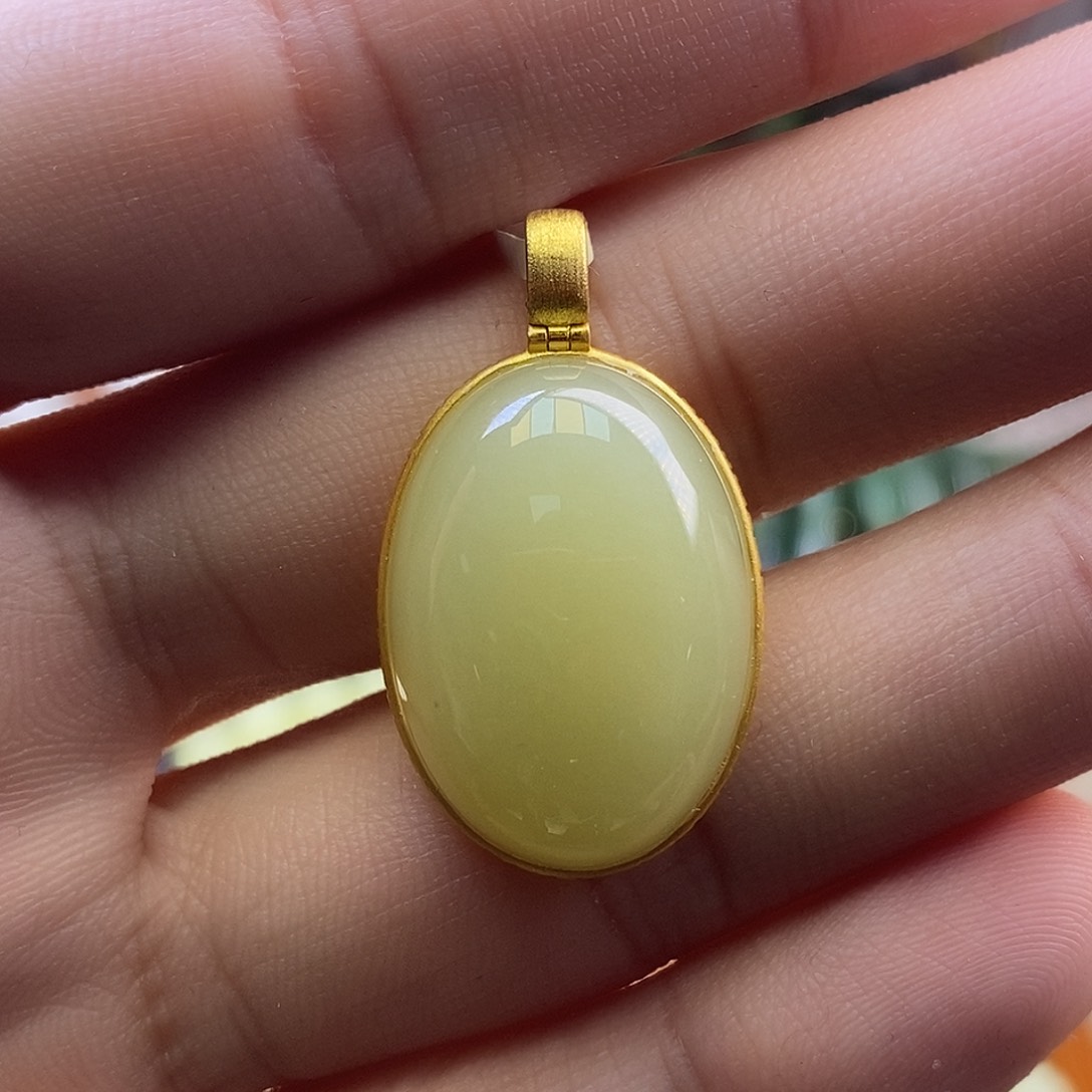 颈饰未镶嵌和田玉黄口金镶鸽子蛋