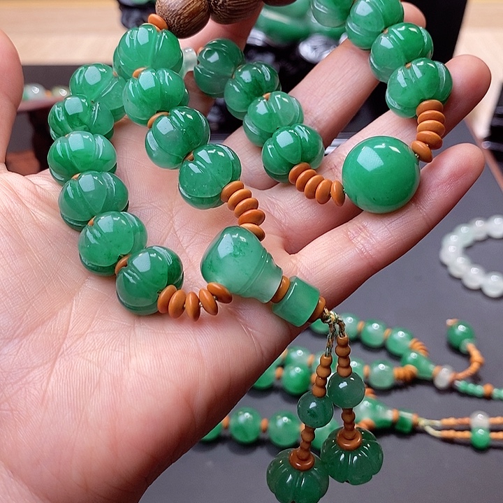 用***4石英质玉（非洲翠）未镶嵌串