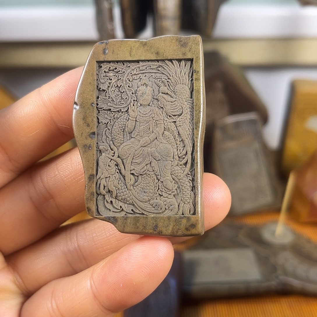 新疆原石雕刻手把件