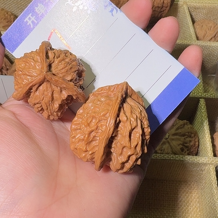 核桃盘山三棱文玩核桃