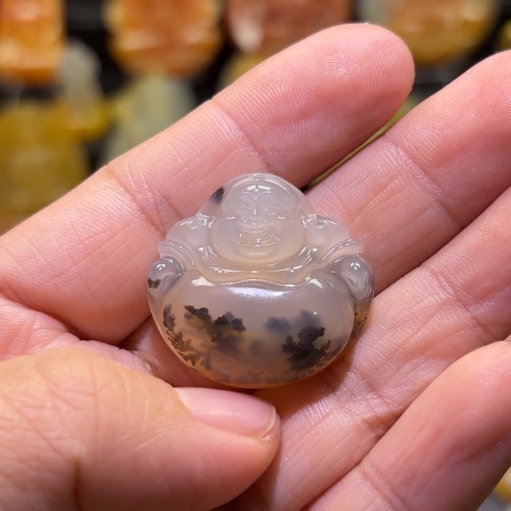 云***石英质玉（黄龙玉）未镶嵌颈饰