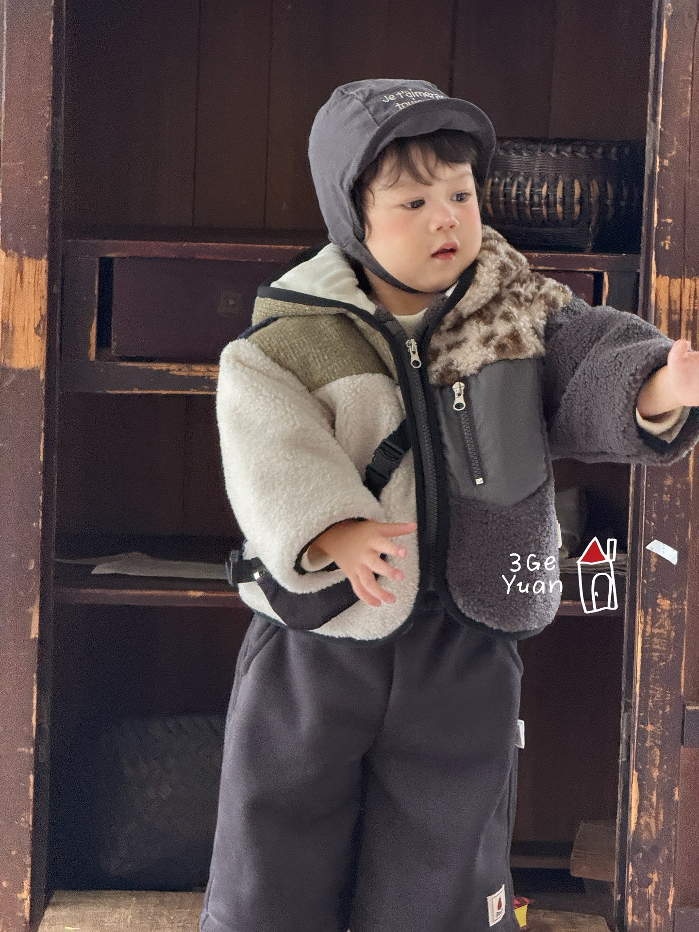三个院2025年服拼色包包羊羔毛外套