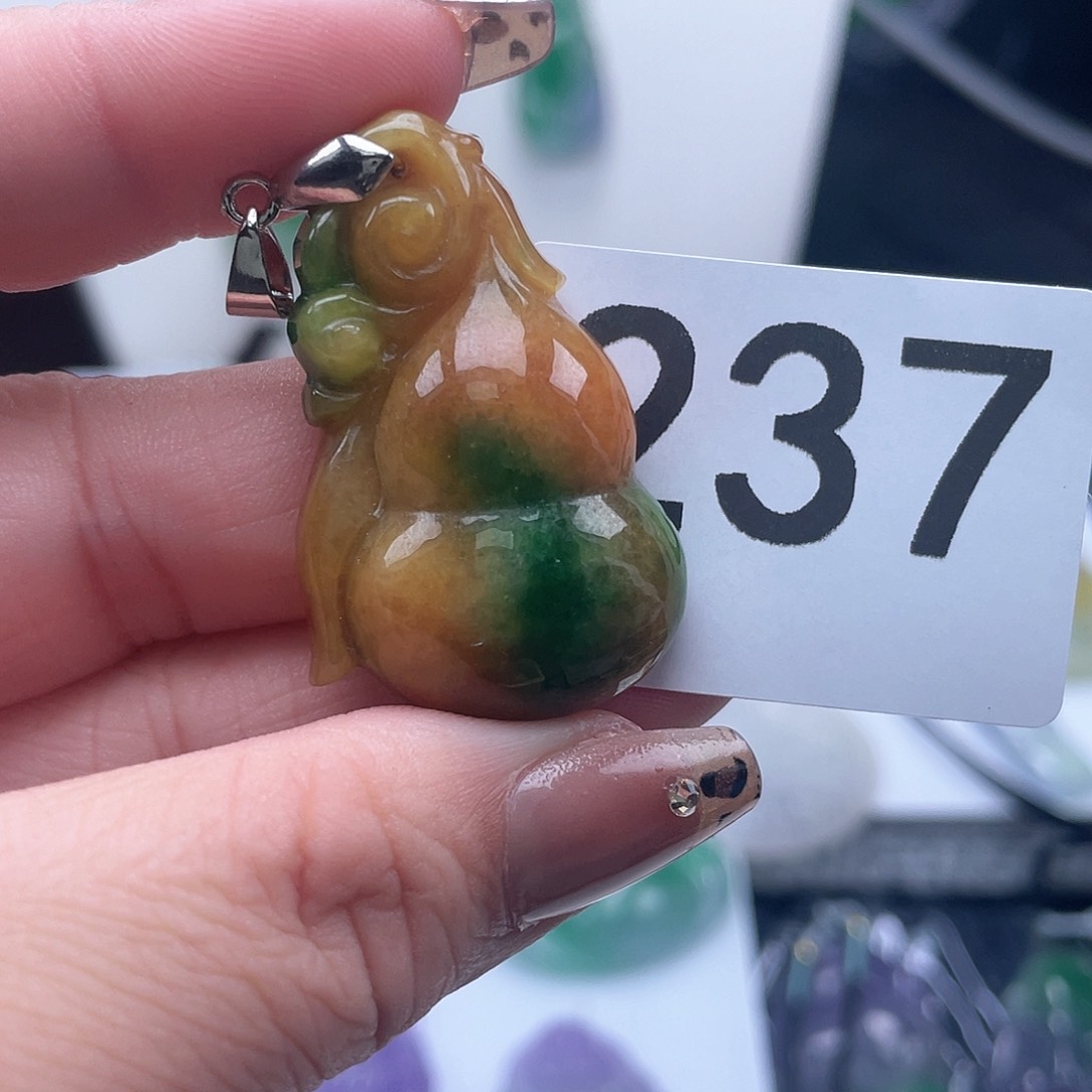 翡翠吊坠(赠链)未镶嵌