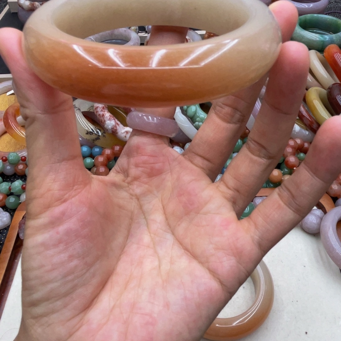 未镶嵌圈口60石英质玉