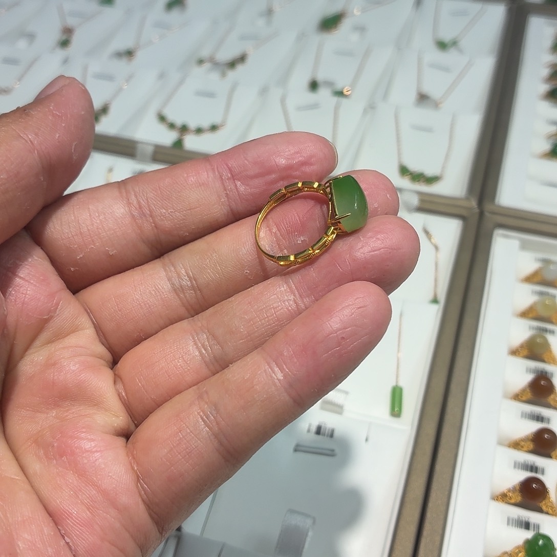 和田玉18K金镶嵌戒指