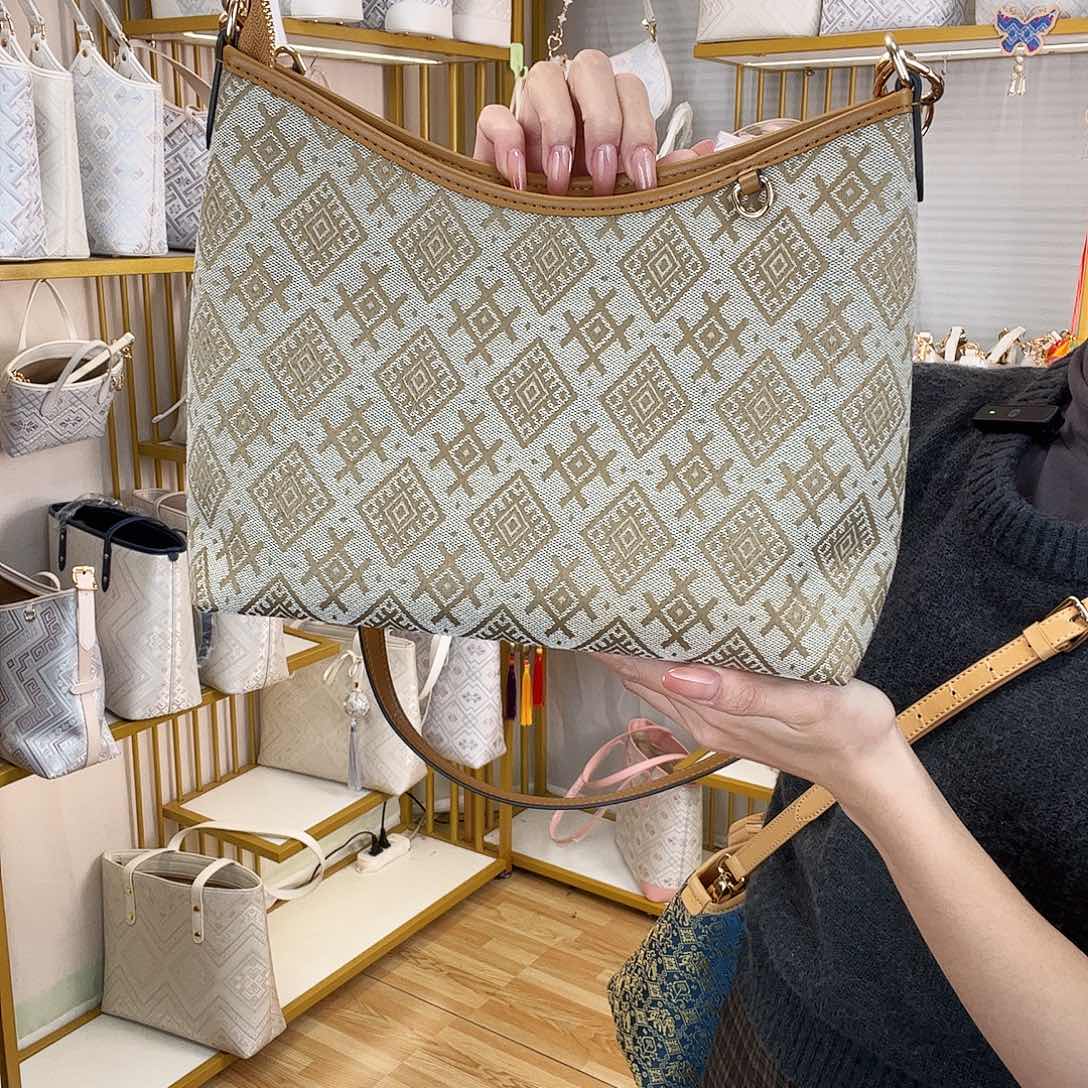 蚕丝大号井字纹流浪包壮锦包