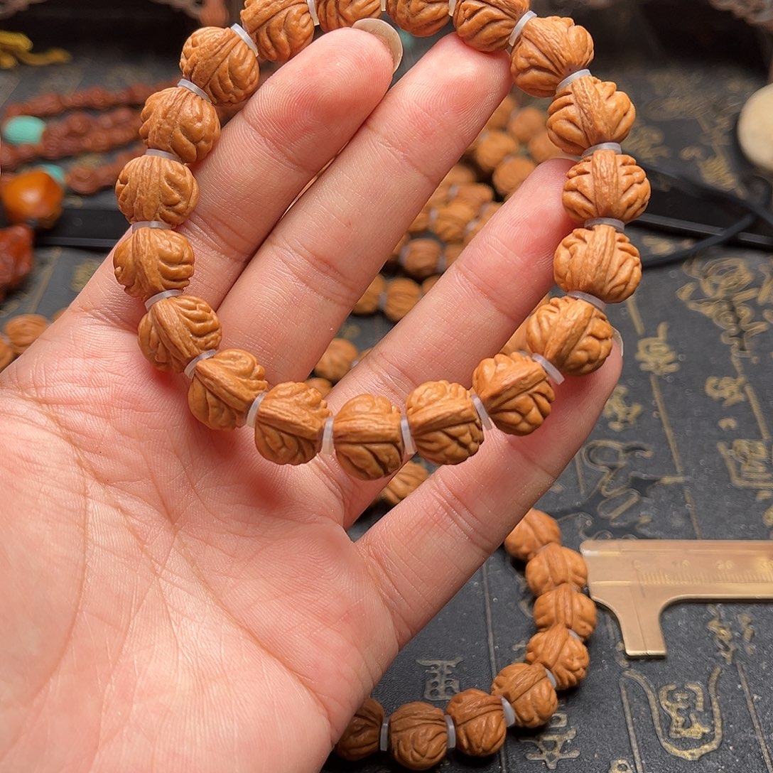 吊坠桃核赤金风雨手串