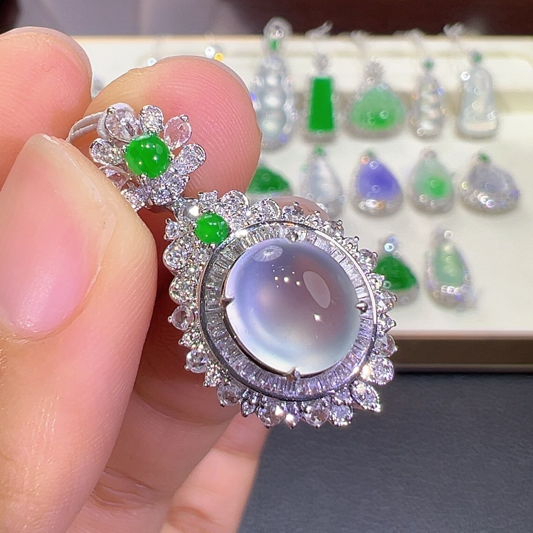 翡翠18K金镶嵌颈饰