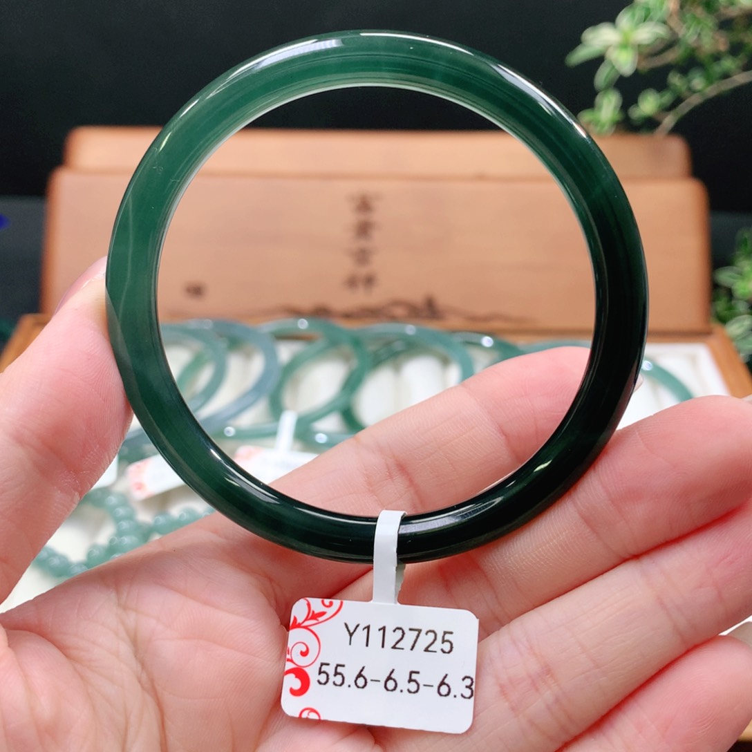 翡翠手镯未镶嵌天然