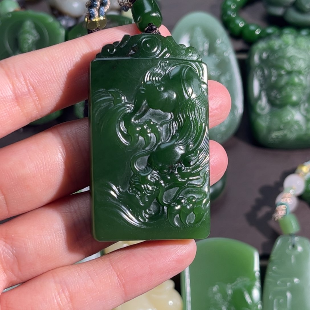和田玉挂件未镶嵌快****机菠菜绿龙牌定制