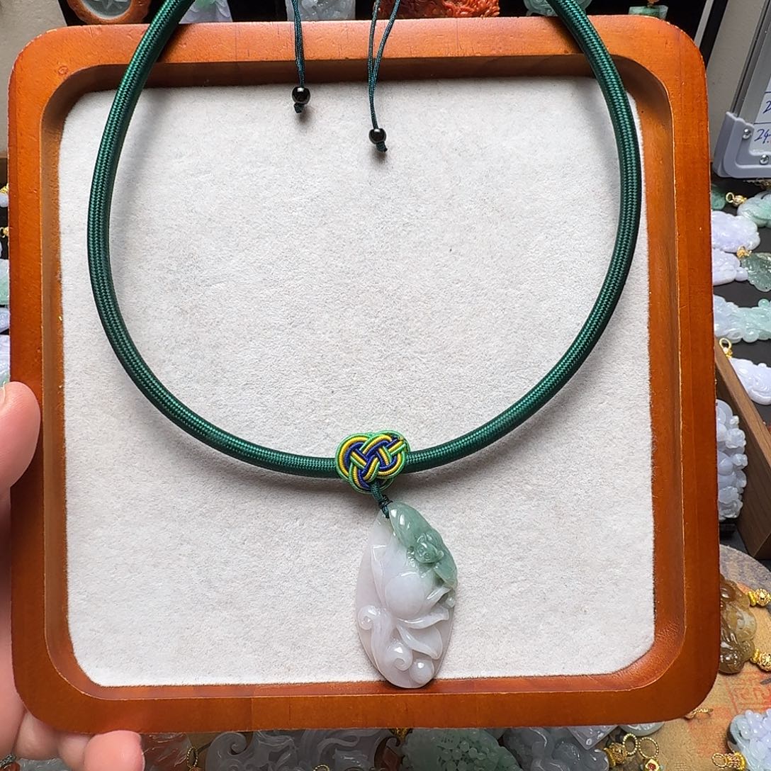 翡翠未镶嵌吊坠(赠链)