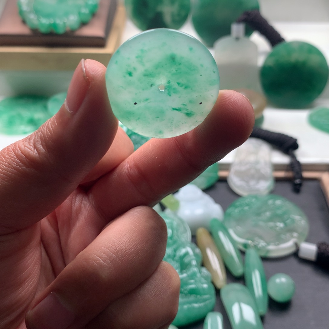 石英质玉（非洲翠）未镶嵌颈饰