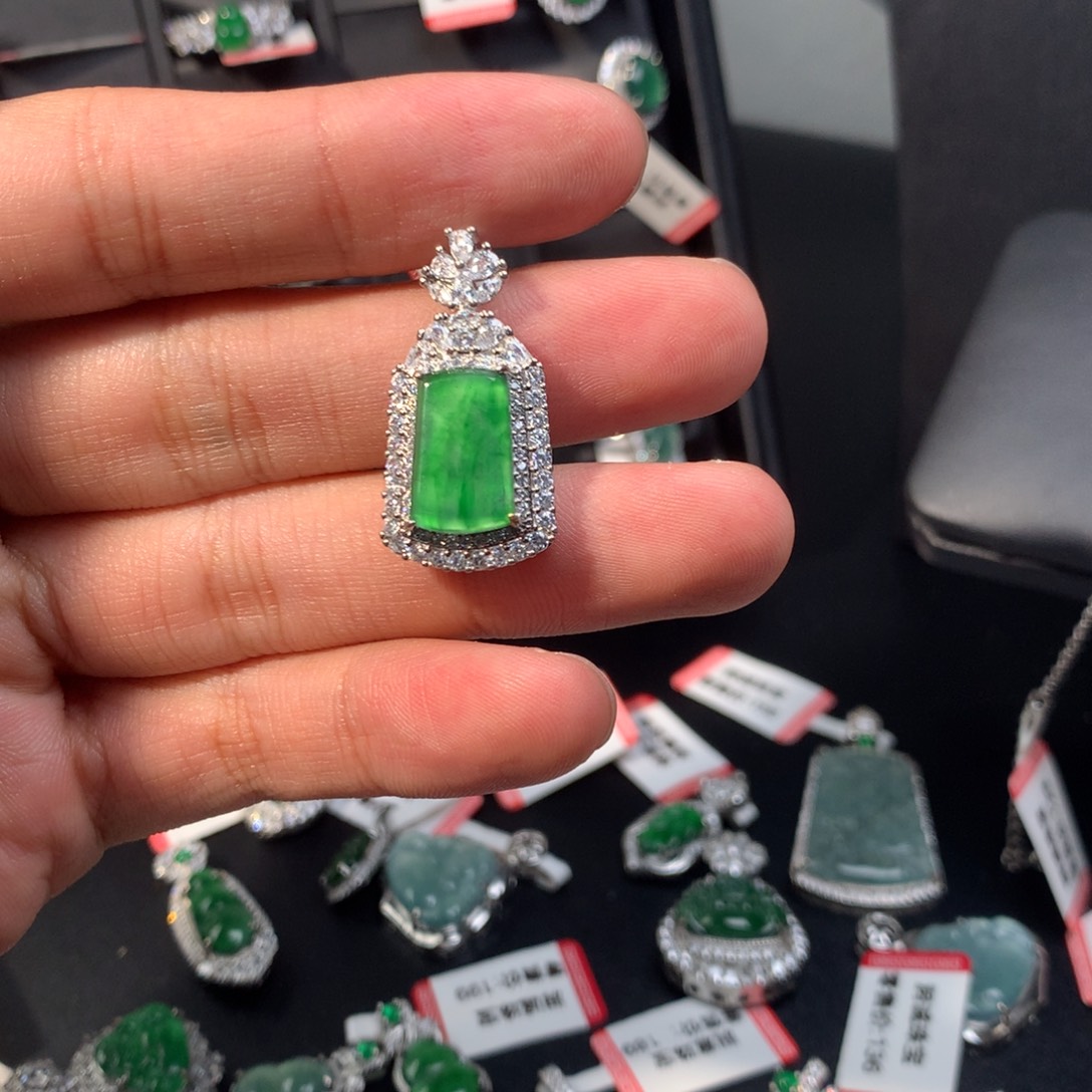 吊坠(不含链)未镶嵌翡翠