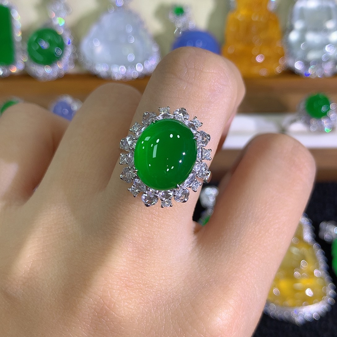 翡翠18K金镶嵌戒指蛋面