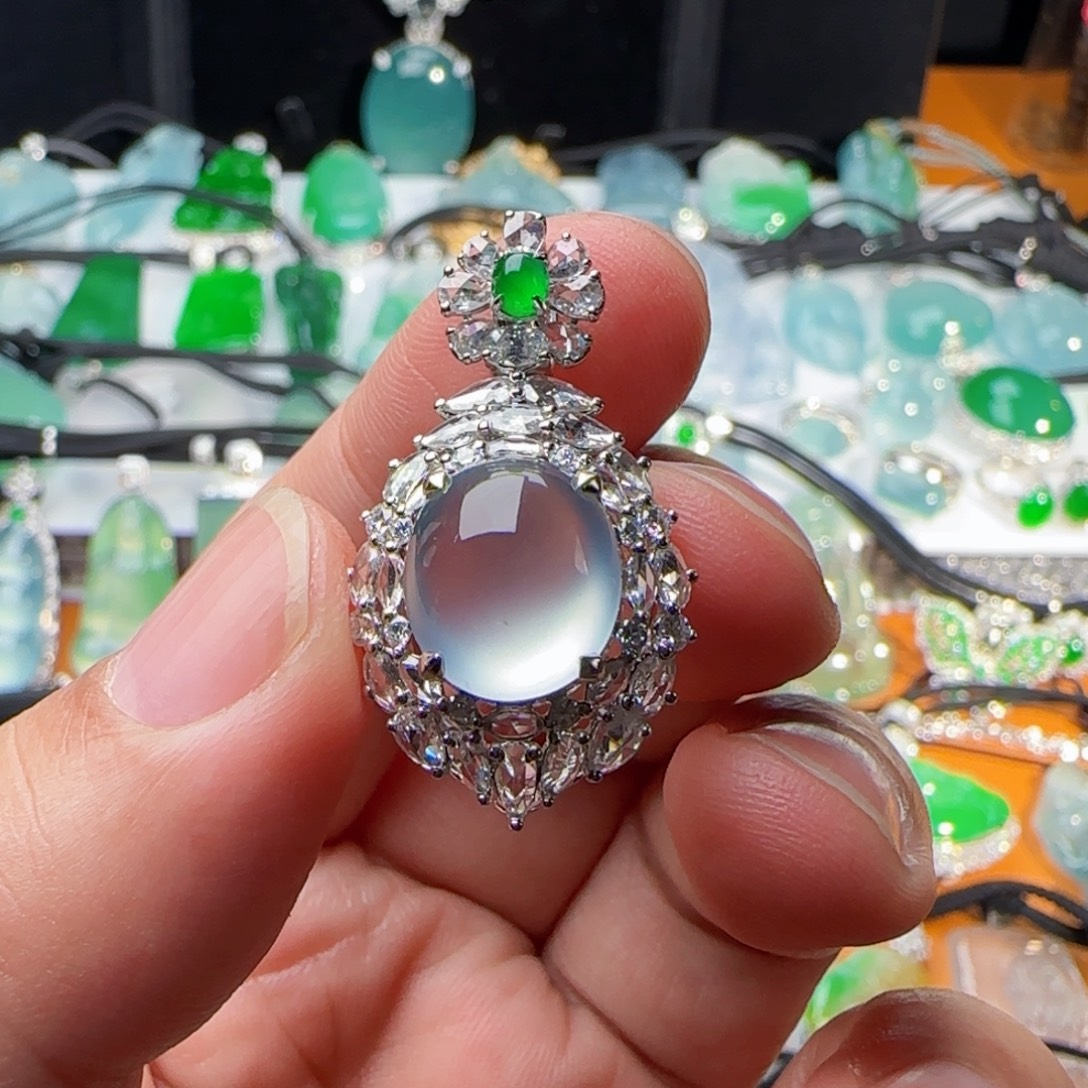 翡翠18K金镶嵌颈饰玻璃种蛋面吊坠