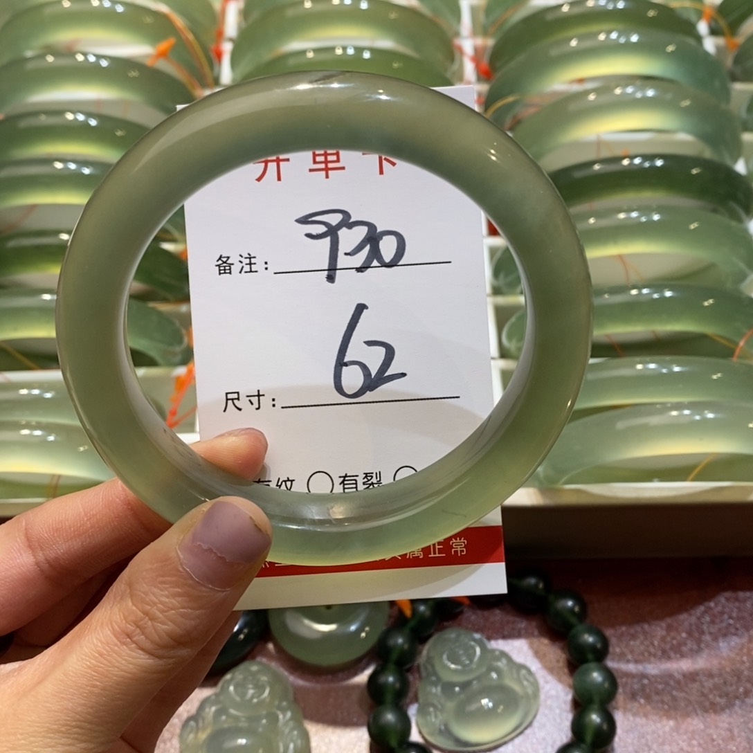 【闪购商品】蛇纹石玉未镶嵌手镯凝*
